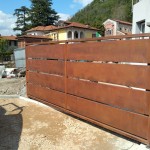 cancello-carraio-battente-certificato-acciaio-corten-effetto-ruggine-doghe-alte-orizzontali-moderno-design-azzate-varese-como-milano-svizzera-canton-ticino-1a