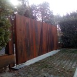 cancello-carraio-due-ante-battenti-asimmetriche-certificato-acciaio-corten-effetto-ruggine-lamiera-moderno-design-azzate-varese-1b