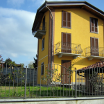 recinzione-ferro-verniciato-inserti-verticali-decoro-ferro-battuto-design-azzate-varese-como-milano-ticino-svizzera-1a