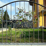 recinzione-ferro-verniciato-inserti-verticali-decoro-ferro-battuto-design-azzate-varese-como-milano-ticino-svizzera-1b