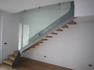 scala-design-moderna-cosciale-ferro-verniciato-gradini-legno-sbalzo-ringhiera-vetro-azzate-varese-como-milano-brianza-svizzera-canton-ticino-1f