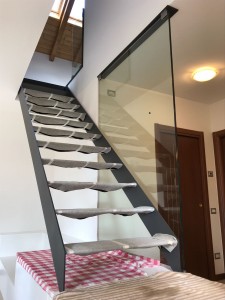 scala-design-moderna-doppio-cosciale-ferro-verniciato-gradini-lamiera-ringhiera-in-vetro-a-tutta-altezza-azzate-varese-como-milano-brianza-svizzera-canton-ticino-1d