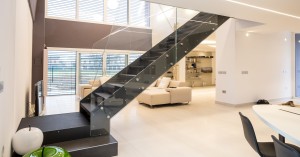 scala-moderna-design-novalinea-laser-avantgarde-gradini-rivestimento-pelle-ringhiera-vetro-extrachiaro-doppio-cosciale-azzate-varese-como-milano-brianza-svizzera-canton-ticino-1e