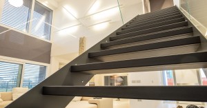 scala-moderna-design-novalinea-laser-avantgarde-gradini-rivestimento-pelle-ringhiera-vetro-extrachiaro-doppio-cosciale-azzate-varese-como-milano-brianza-svizzera-canton-ticino-1f