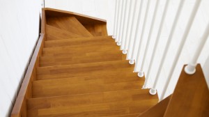 scala-moderna-design-novalinea-easy-wood-economica-gradini-legno-ringhiera-colonne-verticali-metallo-azzate-varese-como-milano-brianza-svizzera-canton-ticino-1c