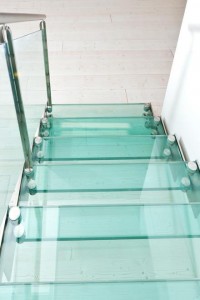 scala-moderna-design-novalinea-laser-exclusive-struttura-portante-laterale-acciaio-gradini-ringhiera-vetro-extrachiaro-azzate-varese-como-milano-brianza-svizzera-canton-ticino-1a
