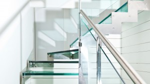 scala-moderna-design-novalinea-laser-exclusive-struttura-portante-laterale-acciaio-gradini-ringhiera-vetro-extrachiaro-azzate-varese-como-milano-brianza-svizzera-canton-ticino-1e