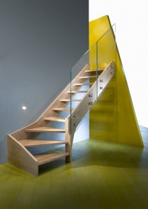 scala-moderna-design-novalinea-style-glass-gradini-doppio-cosciale-legno-ringhiera-vetro-extrachiaro-azzate-varese-como-milano-brianza-svizzera-canton-ticino-2a
