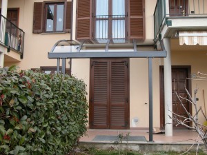 tettoia-addossata-curva-plexiglas-compatto-certificata-tuv-design-azzate-varese-1a