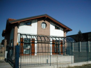 tettoia-addossata-curva-plexiglas-compatto-certificata-TUV-design-azzate-varese-3