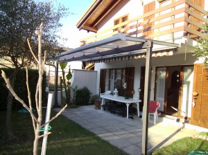 tettoia-addossata-piana-plexiglas-alveolare-certificata-TUV-design-azzate-varese-11