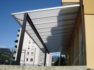 tettoia-addossata-piana-plexiglas-alveolare-certificata-tuv-design-azzate-varese-5a