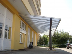 tettoia-addossata-piana-plexiglas-alveolare-certificata-tuv-design-azzate-varese-5b