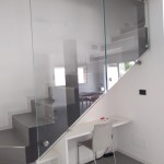 ringhiera-parapetto-scala-vetro-extrachiaro-boccole-acciaio-inox-aisi-304-design-moderno-varese-azzate-como-milano-svizzera-canton-ticino-5c