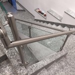 ringhiera-parapetto-scala-vetro-pinze-acciaio-inox-aisi-304-design-moderno-varese-azzate-2g