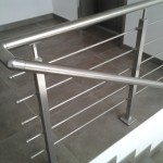 ringhiera-parapetto-scala-acciaio-inox-aisi-304-piantane-quadro-inserti-tondo-orizzontali-design-moderno-varese-azzate-2a